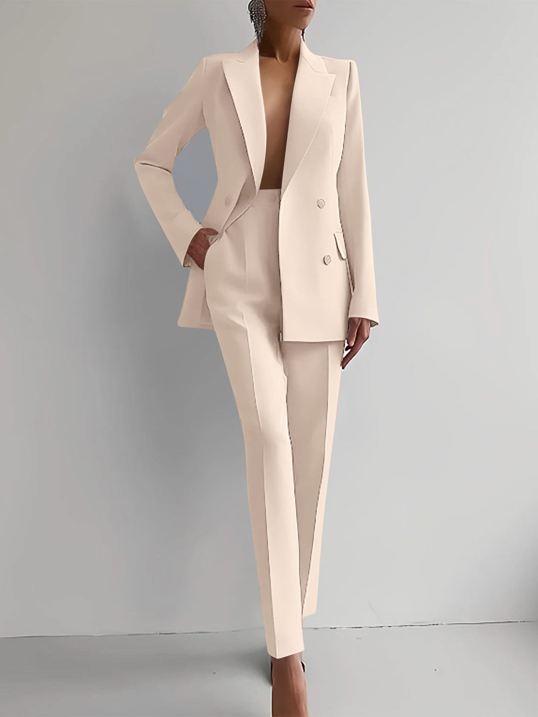 Lia | The Sophisticated Suite